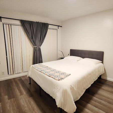Centrally Located, 4X Queen, 300 Mbps Internet With Backyard! Hemet Exteriér fotografie