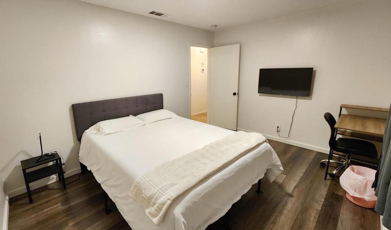 Centrally Located, 4X Queen, 300 Mbps Internet With Backyard! Hemet Exteriér fotografie
