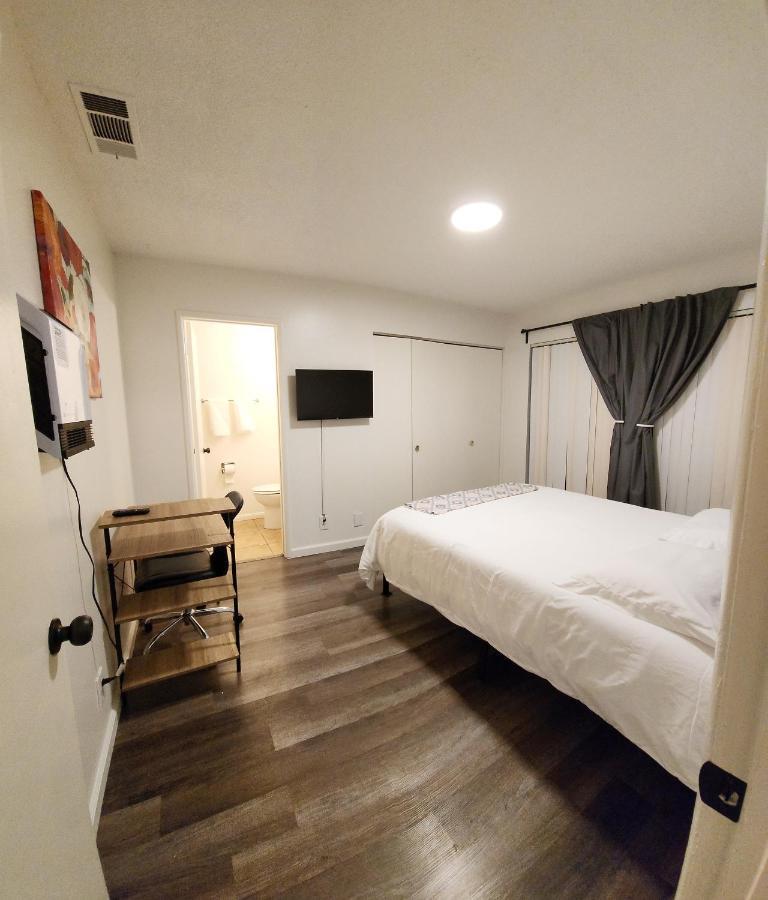 Centrally Located, 4X Queen, 300 Mbps Internet With Backyard! Hemet Exteriér fotografie
